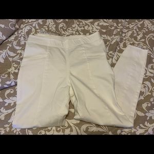 White pull up pants with seam down the middle. Frayed ankle bottom. Stretchy.